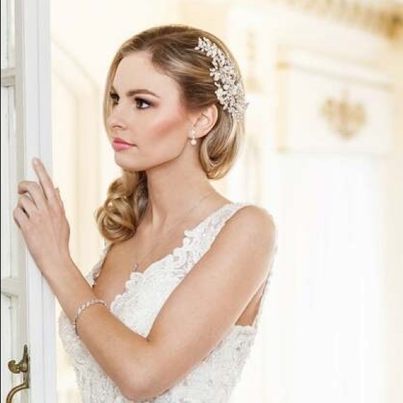 Allure Bridal Hairpiece with Pearls. - Picture 3 of 7